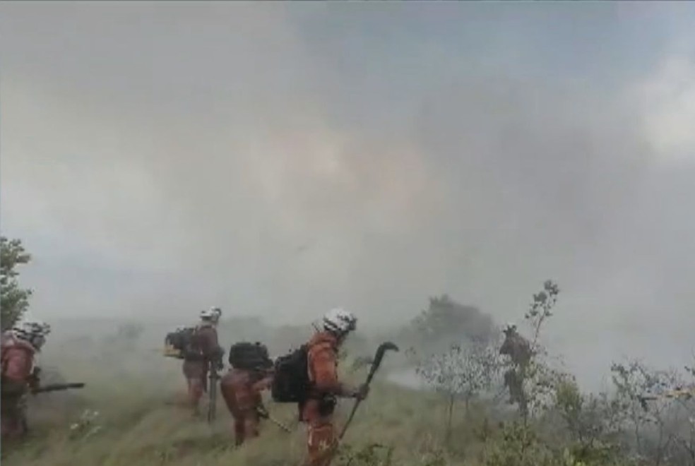 Incêndio atinge área de vegetação no Vale do Capão, na Chapada Diamantina — Foto: Reprodução/TV Bahia