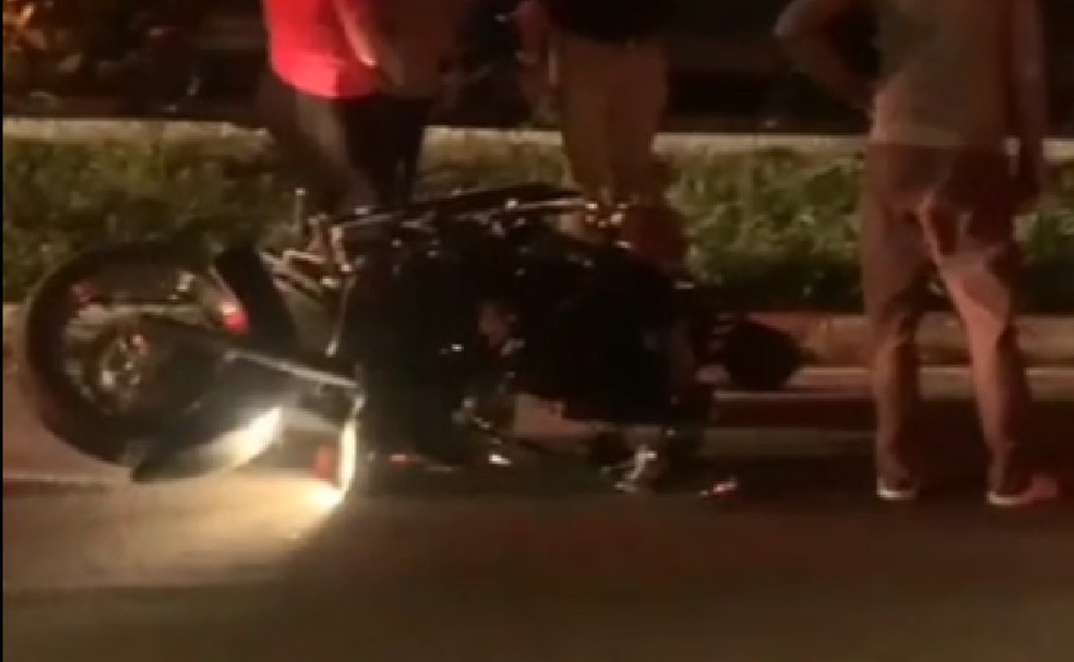 Mulher morreu e piloto ficou ferido em acidente de moto na BR-101 — Foto: Reprodução