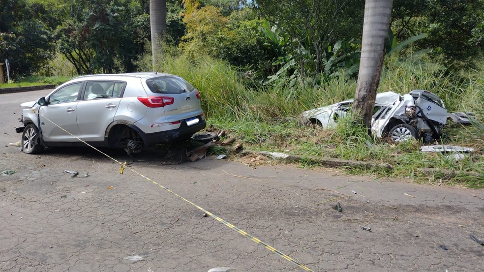 Carro do irmão ficou completamente destruído; irmã foi levada para o hospital; vítimas são de Porciúncula e acidente foi em cidade de MG — Foto: Carangola Notícias