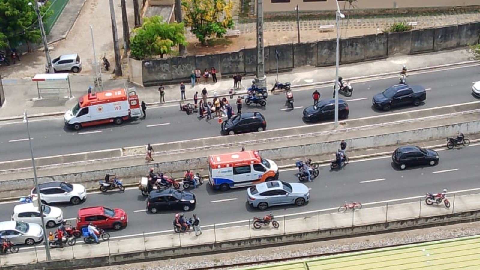 Motociclista morre ao desviar de pneus caídos de caminhão e bater em poste em Fortaleza