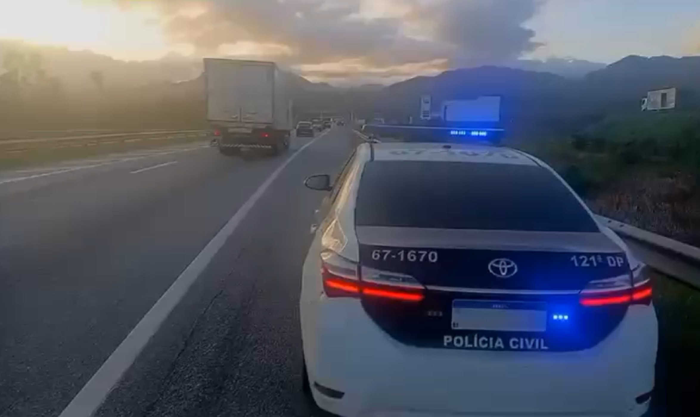 Criança de 4 anos chega sozinha à BR-101 e atravessa rodovia em busca da mãe no RJ; avó foi presa