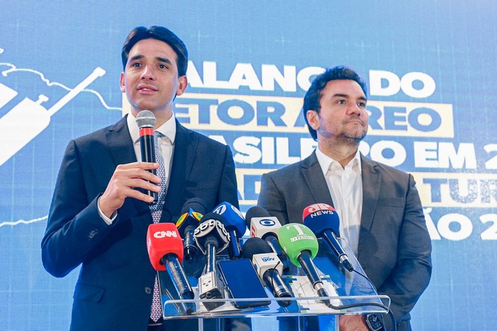 Ministros Silvio Costa e Celso Sabino em entrevista coletiva. — Foto: Eduardo Oliveira/Mpor