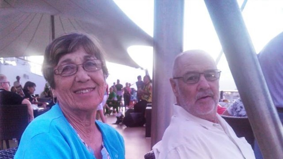 Carolyn fotografada em um cruzeiro de férias em 2014 com seu falecido marido, Joe — Foto: BBC