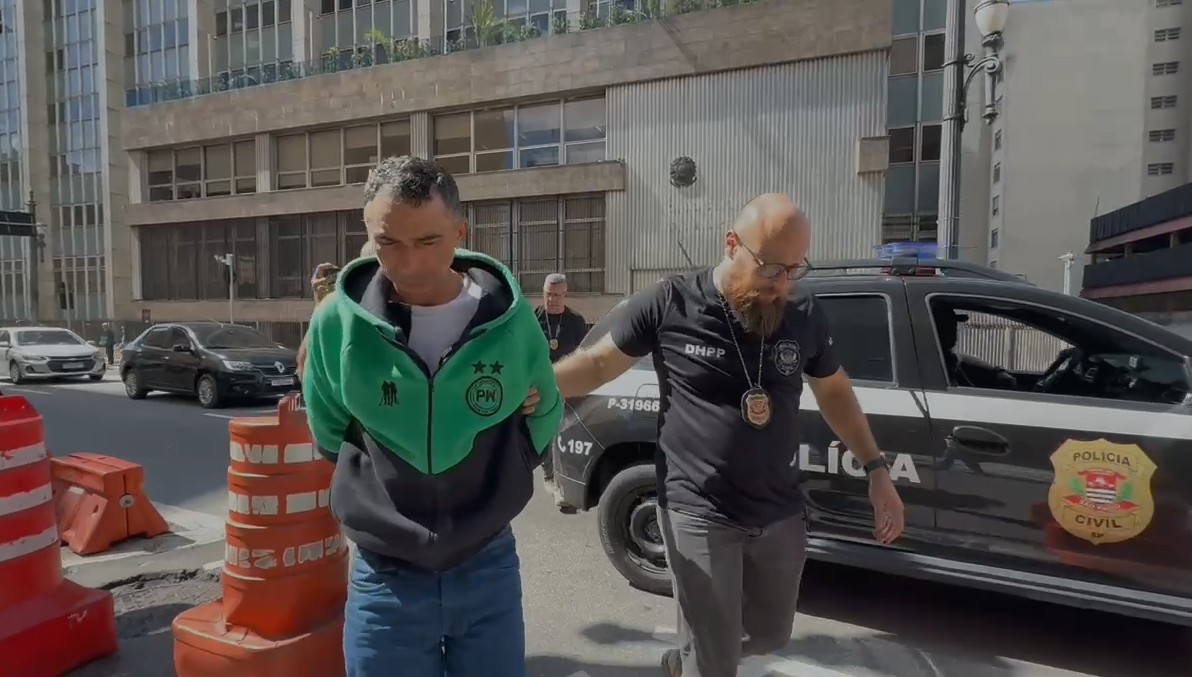 
Motociclista é preso por importunação sexual após fazer gestos obscenos a mulheres no trânsito em SP