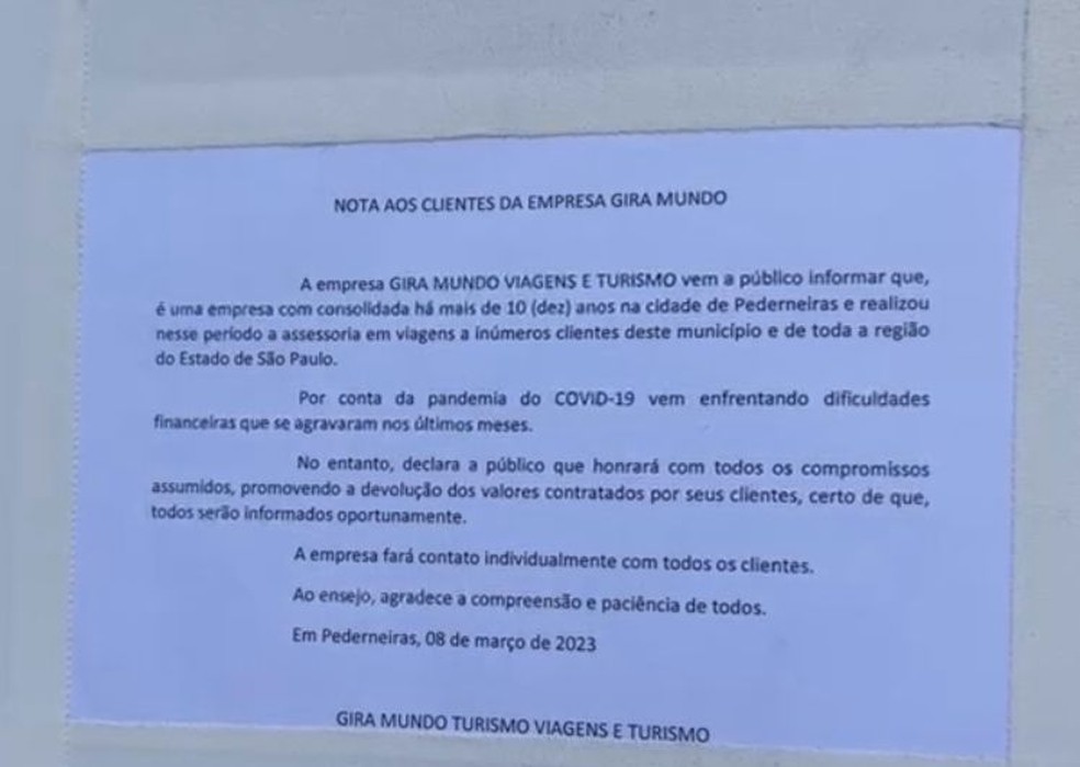 Aviso aos clientes foi colocado na porta da agência em Pederneiras (SP) — Foto: TV TEM/Reprodução 