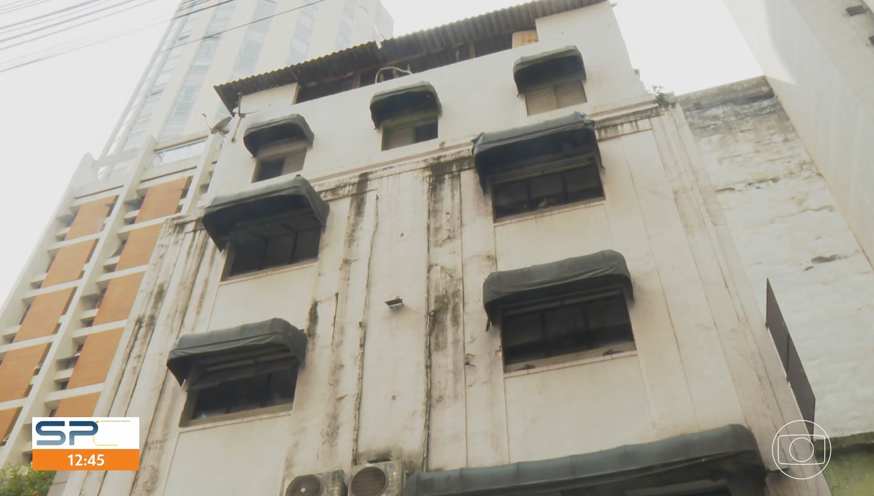 Moradores denunciam infiltrações, mofo e percevejos em hotel social no Centro de São Paulo