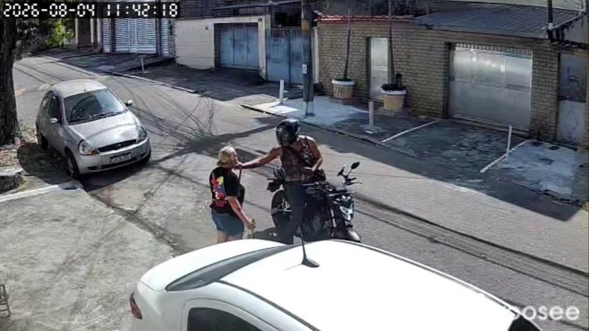 Homem armado rouba joias de moradora enquanto ela varria a calçada de casa em Vista Alegre; VÍDEO