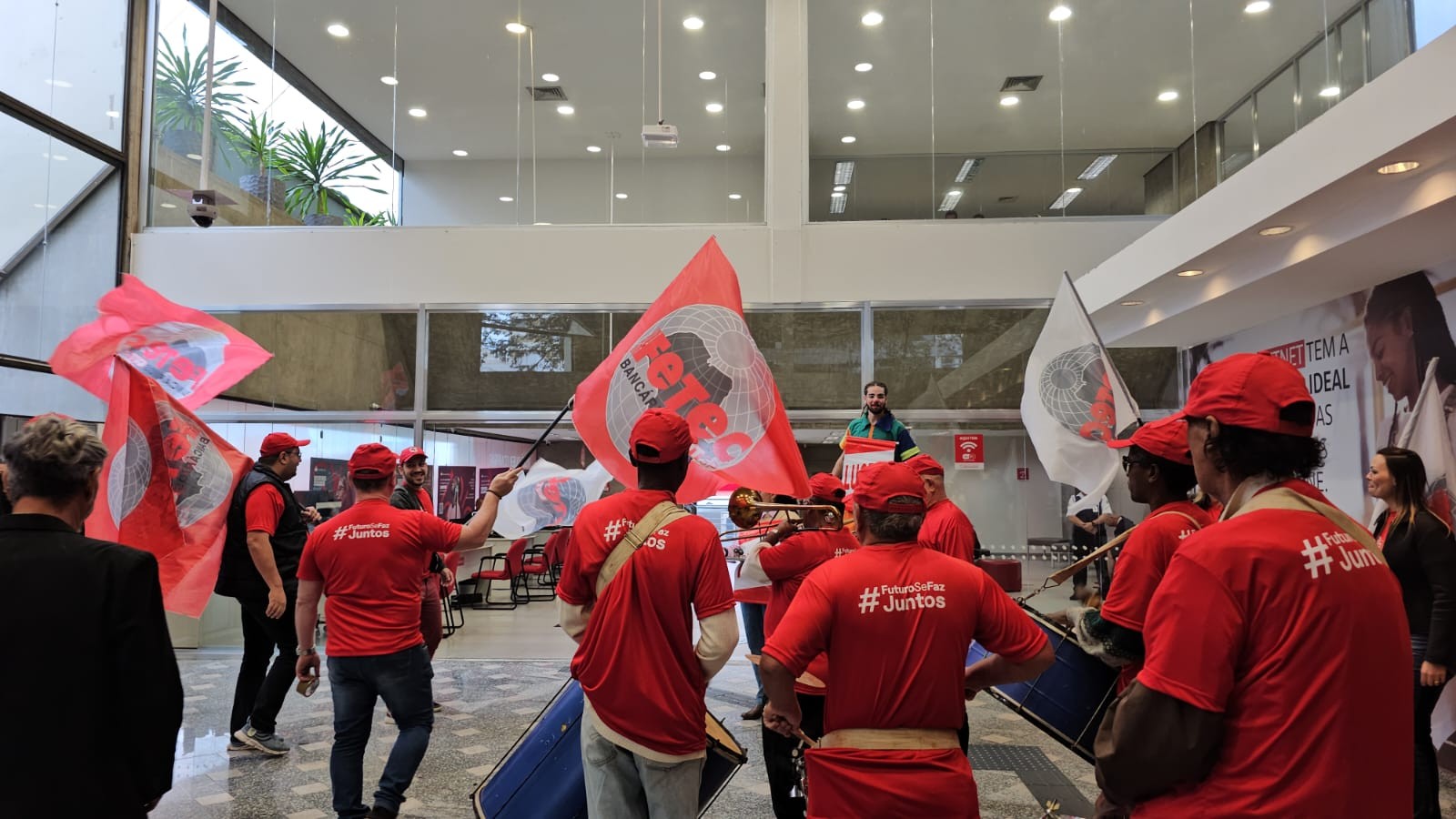 Com reivindicação de aumento real de 5%, caravana realiza manifestação em Presidente Prudente para defender campanha salarial dos bancários