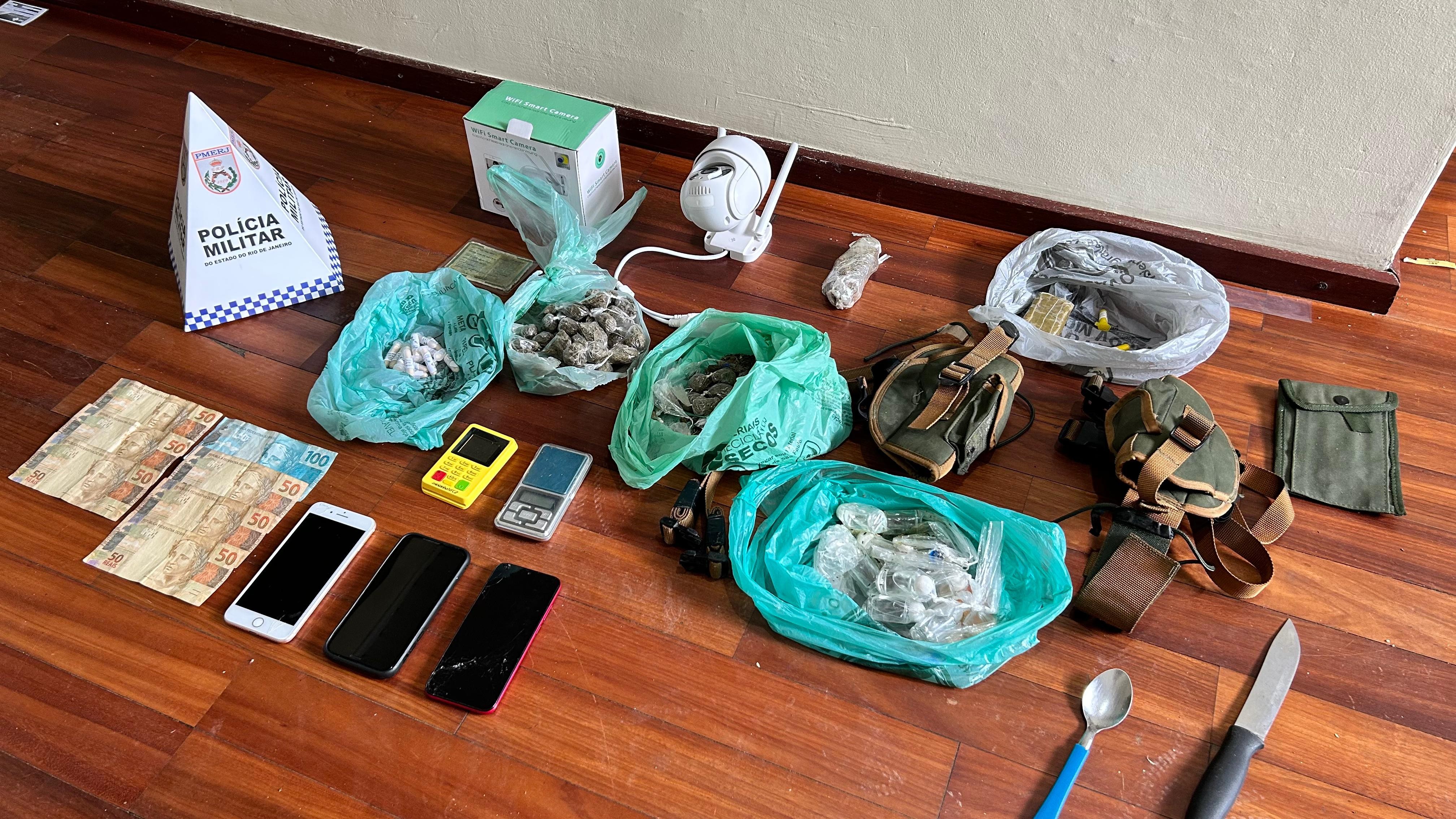 Um jovem é preso e dois adolescentes são apreendidos por suspeita de tráfico de drogas em Resende