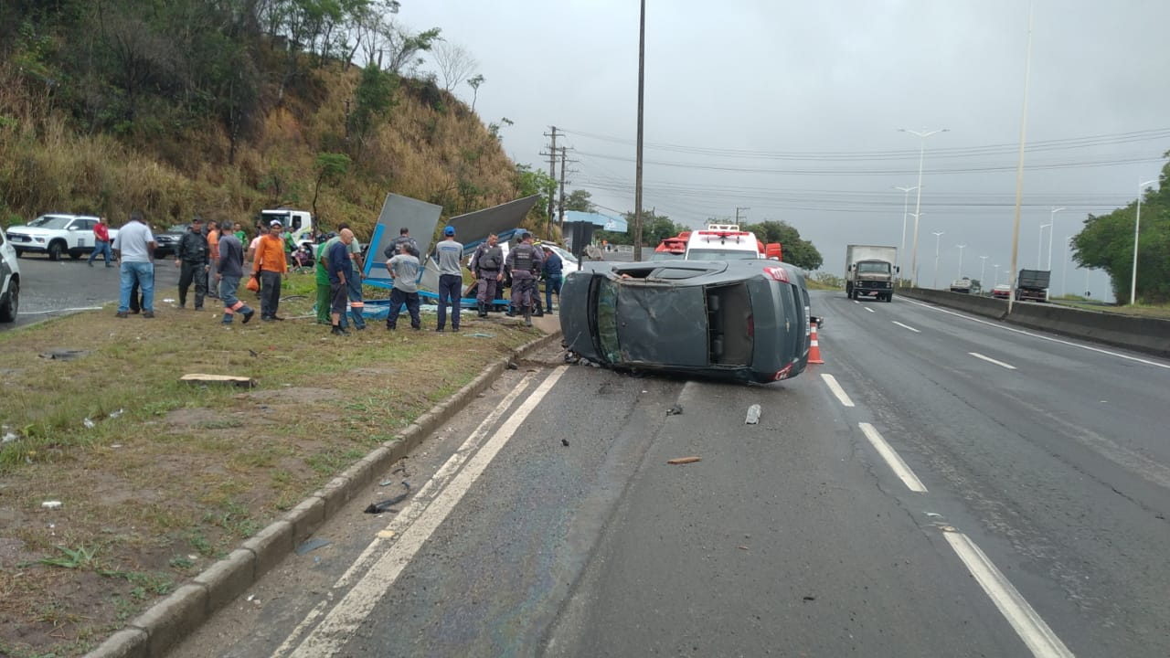 Carro bate em ponto de ônibus, mata duas pessoas e fere cinco em Cariacica, ES