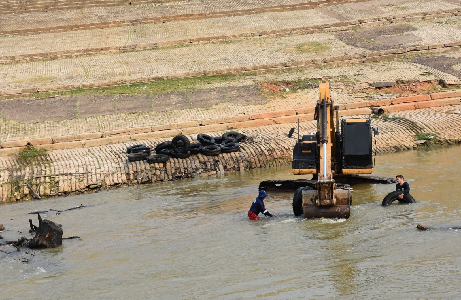 Após mais de 10 dias, operação de limpeza do Rio Acre recolhe mais de 600 toneladas de lixo