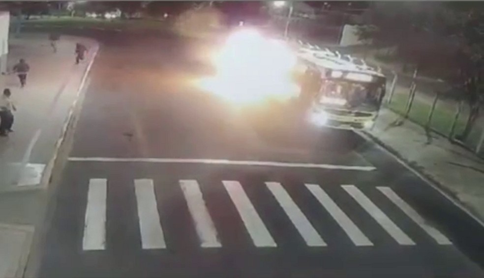 Ônibus de transporte coletivo urbano é incendiado, em Presidente Prudente (SP) — Foto: Polícia Civil