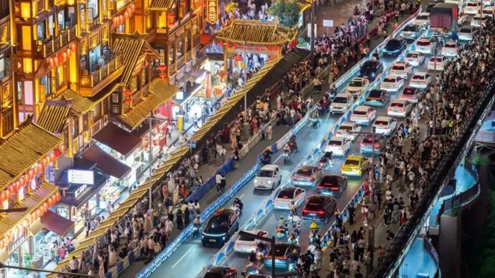 Os três homens tentam conhecer mulheres na agitada cidade de Chongqing, na China. — Foto: Getty Images via BBC