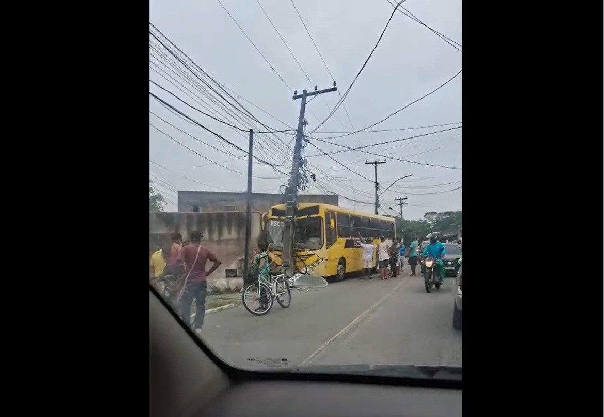 Ônibus escolar bate em poste de energia em Iguaba Grande