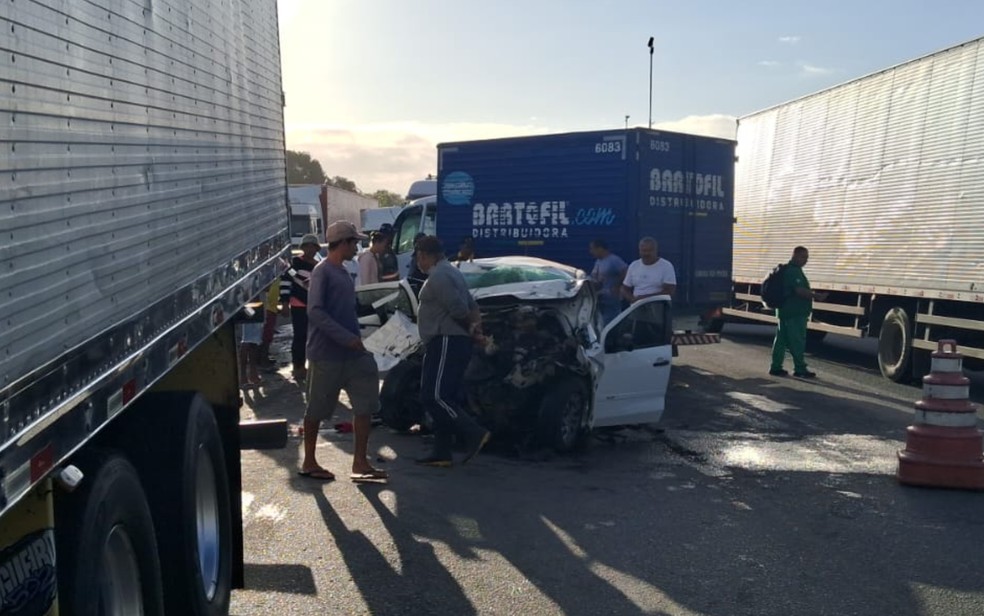 Idosa morre e três pessoas ficaram feridas após batida entre carro e carreta — Foto: Redes Sociais