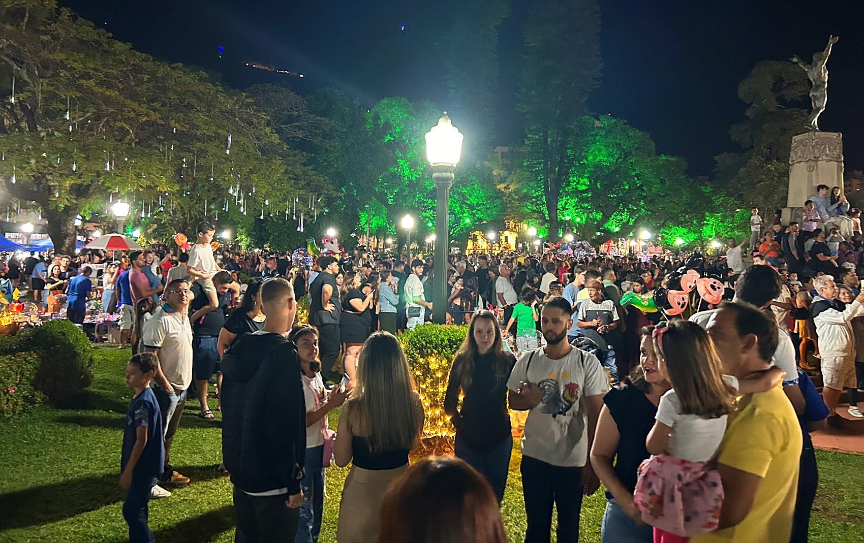 Luzes iluminam Poços de Caldas após a inauguração de decoração natalina com 1,6 milhão de lâmpadas; veja FOTOS