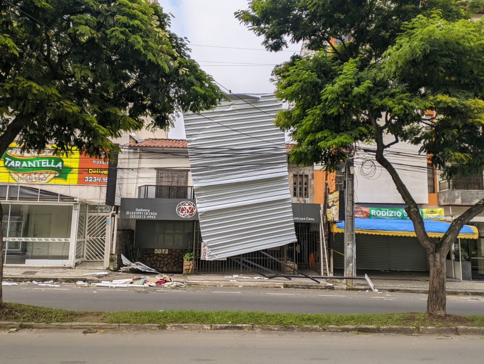 Chuva e ventos de quase 80 km/h causam estragos em bairros de Juiz de Fora