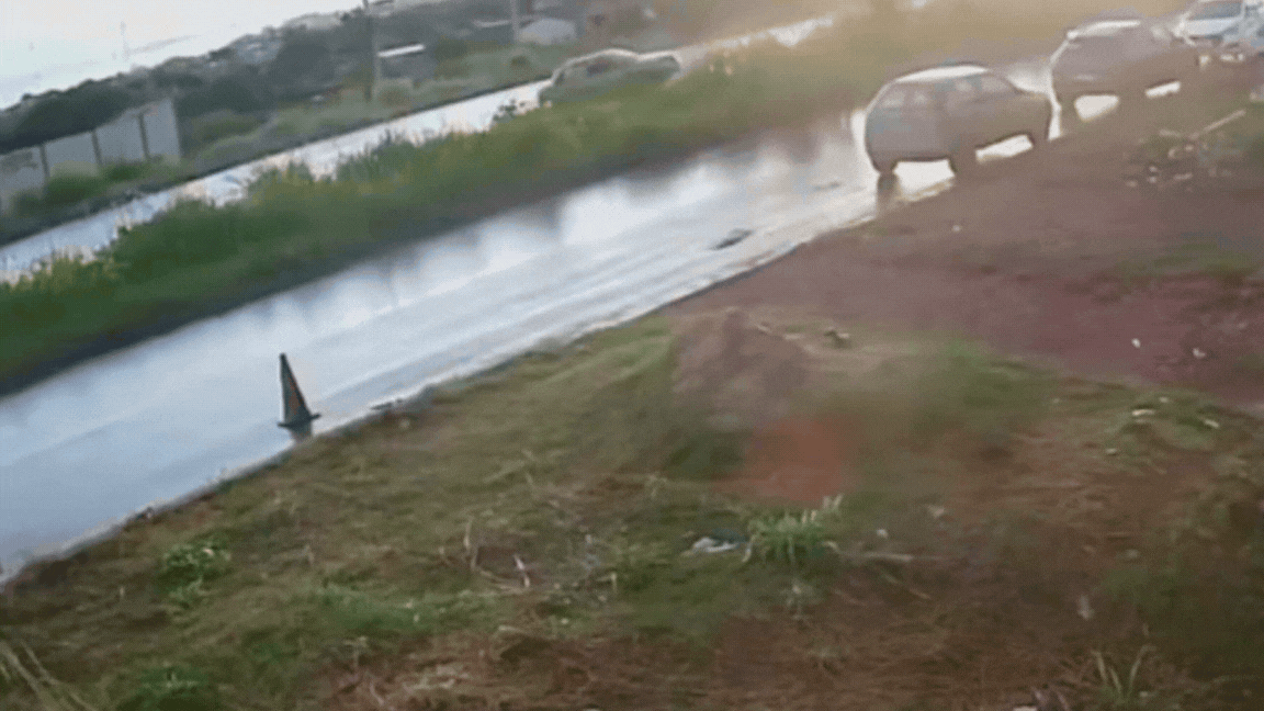VÍDEO: motorista perde controle da direção e capota carro em Cuiabá 