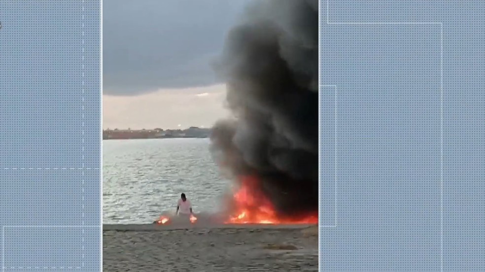 Protesto no dia 10 de outubro fechou a balsa que faz a travessia entre Cabedelo e Lucena — Foto: TV Cabo Branco/Reprodução