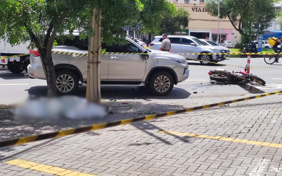 Motociclista morre atropelado na Avenida 85, em Goiânia, Goiás — Foto: Vinicius Moraes/g1 Goiás