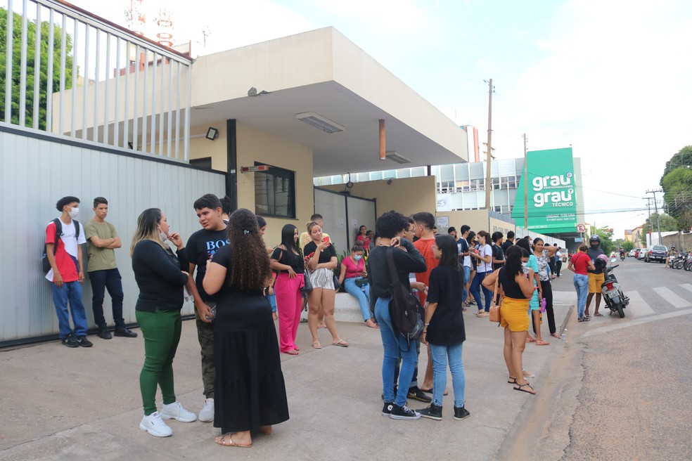 Candidatos do Enem em local de aplicação de prova — Foto: Ilanna Serena/g1 Piauí