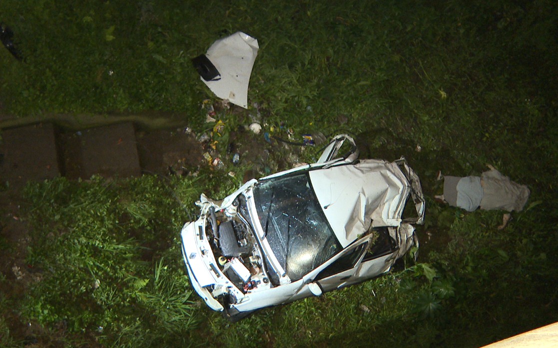 Carro tenta ultrapassagem, é atingido por outro veículo, cai de ponte e mata mulher na BR-277, na Grande Curitiba