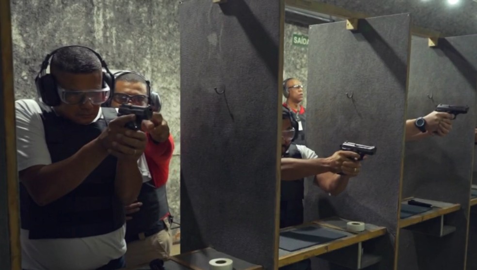 Aula de tiro em curso de formação de vigilantes — Foto: Jefferson Souza/ EPTV