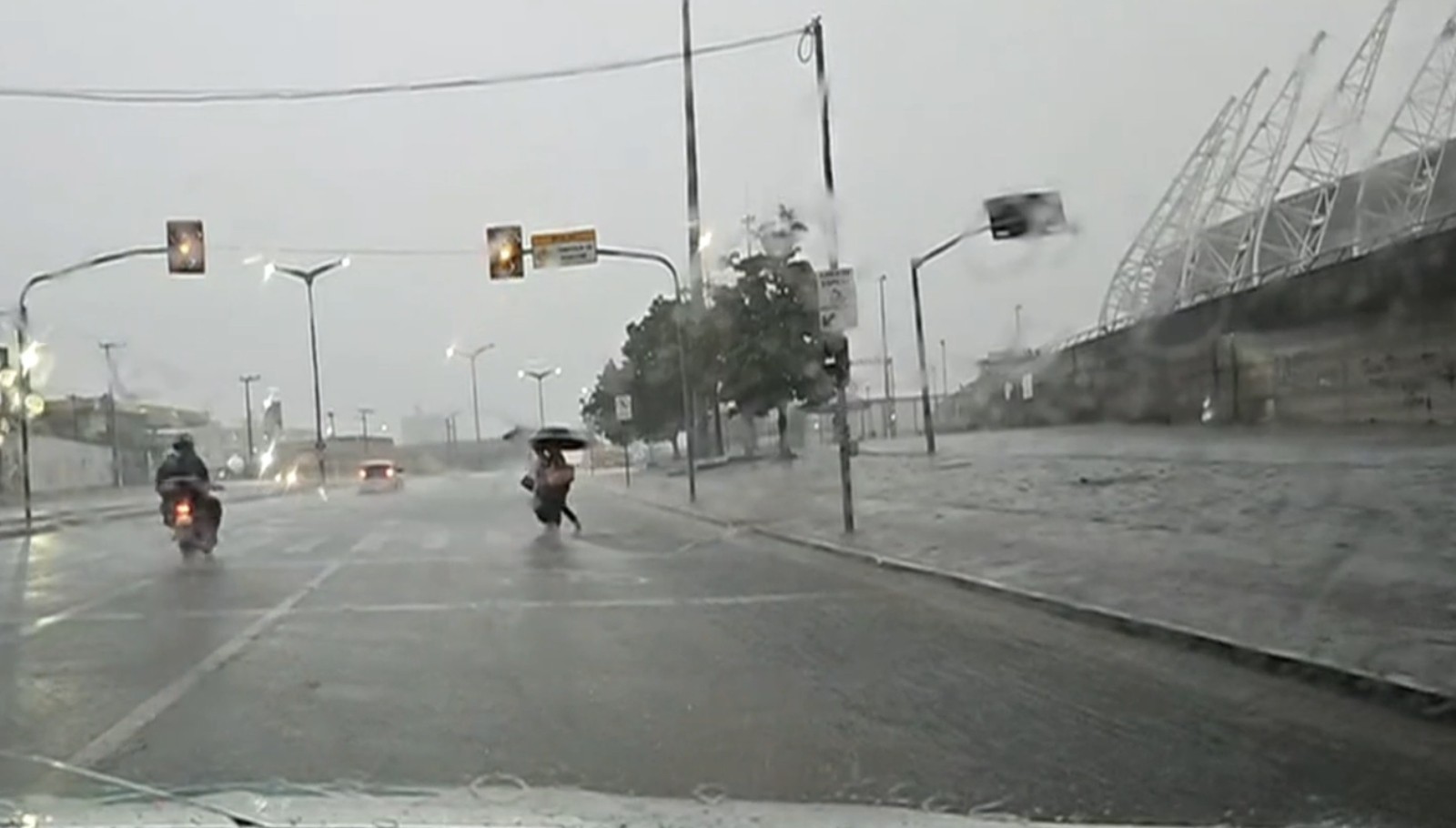 Grande Fortaleza tem manhã de forte chuva e previsão de mais precipitação 