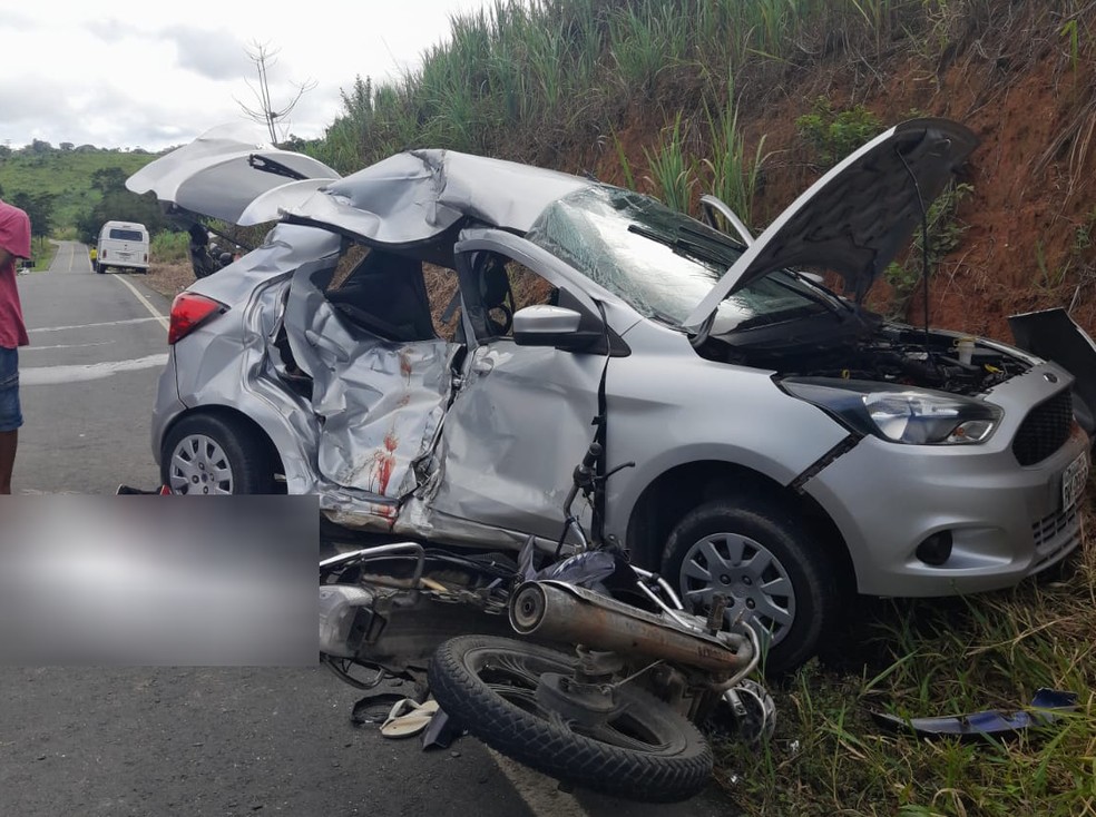 Homem morre após acidente entre motocicleta e carro no sudoeste da Bahia — Foto: PRE-BA