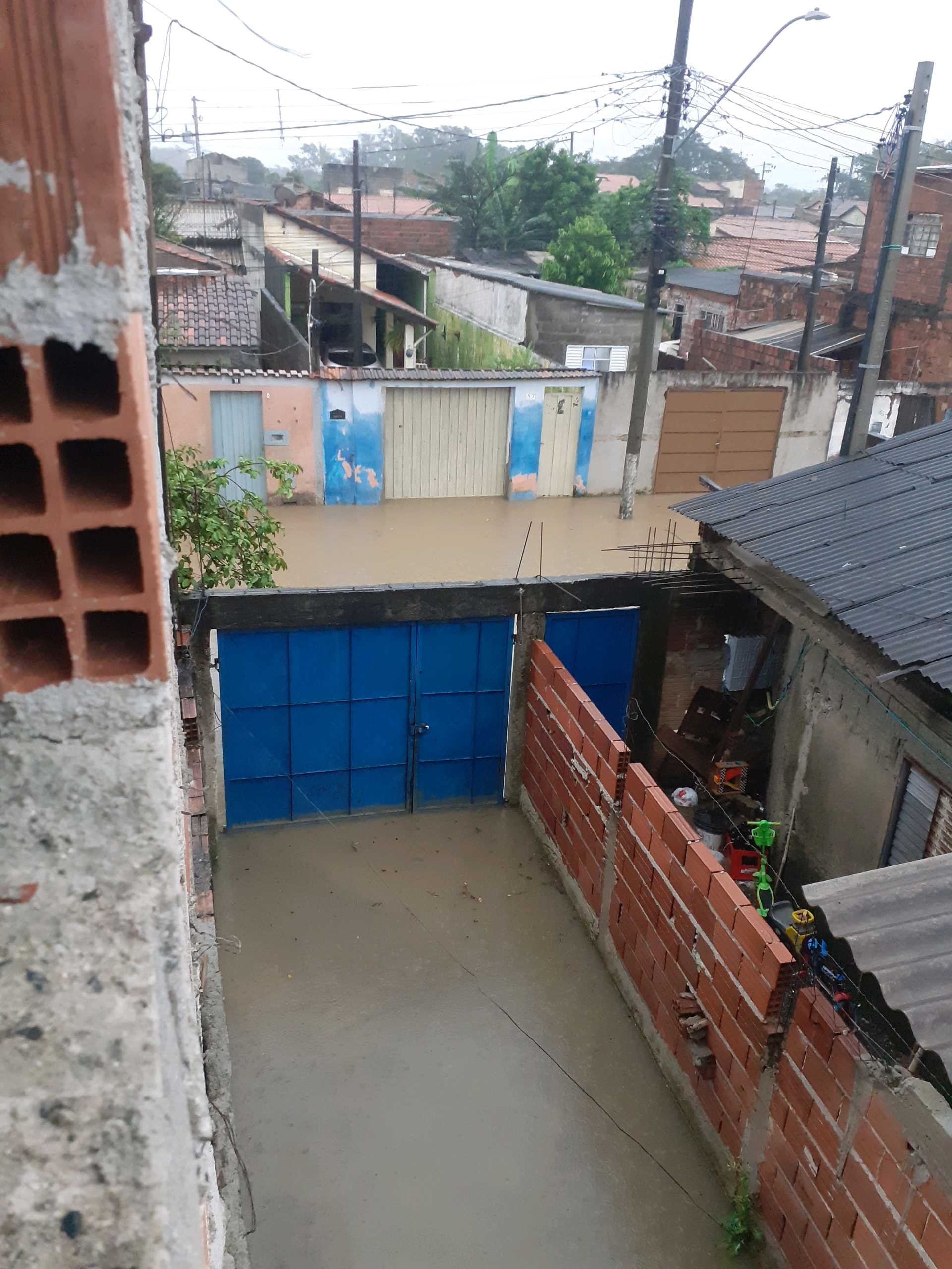 Chuva causa alagamentos e faz Defesa Civil de SP emitir alerta para riscos de deslizamentos na região