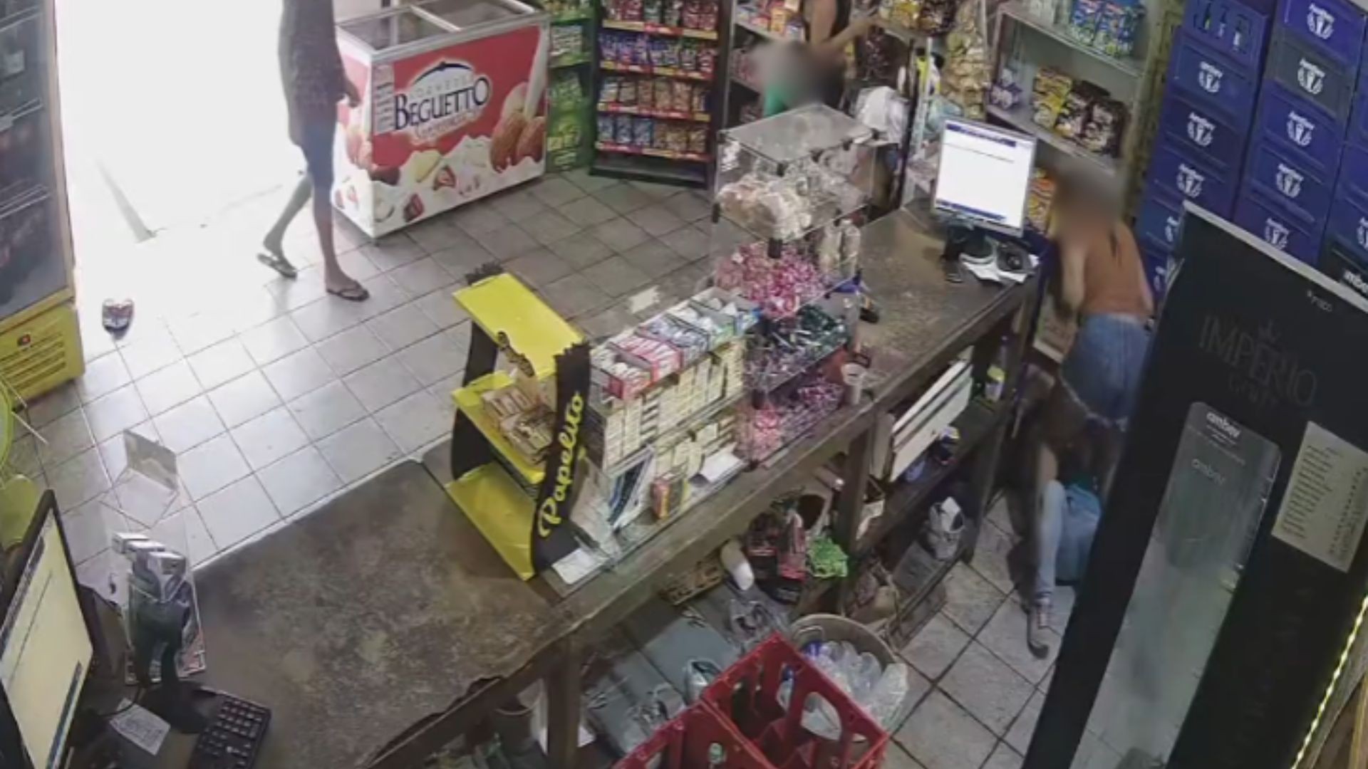 Vídeo mostra mulher espancando outra em serv-festas de Rio Preto