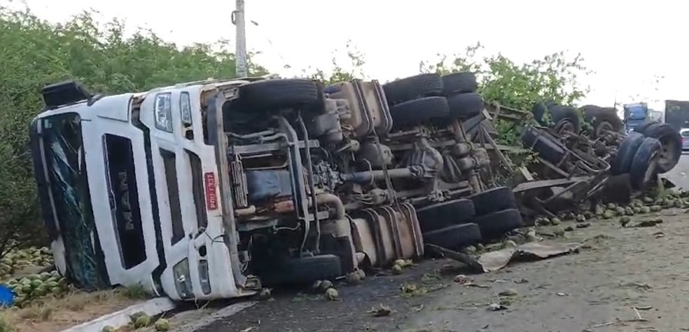 Um dos caminhões que tombaram durante acidente na BR-304 no RN — Foto: Reprodução