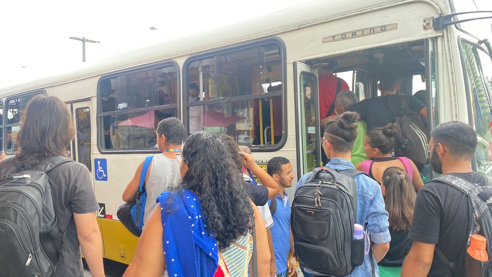 Parada de ônibus em Natal após anúncio da suspensão do transporte público nesta terça-feira — Foto: Francielly Medeiros/Inter TV Cabugi