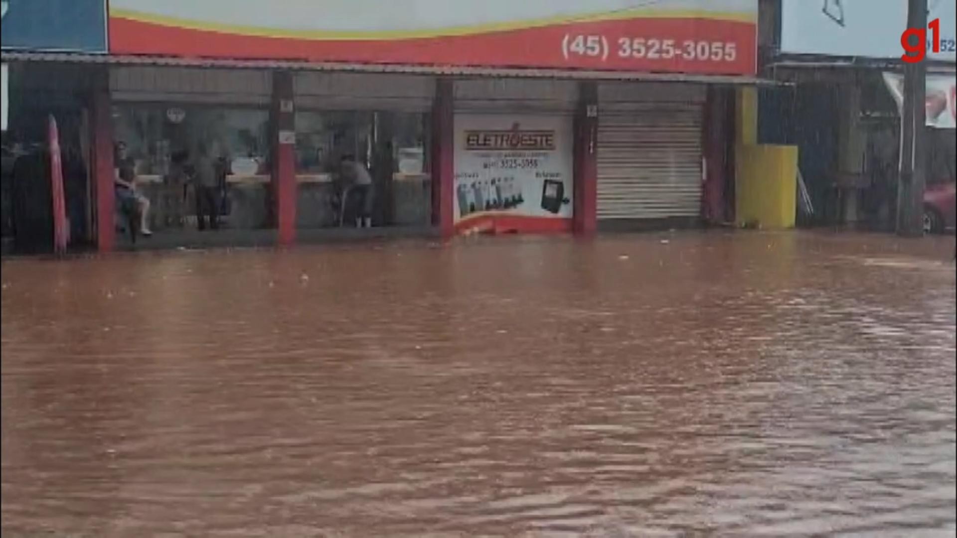 VÍDEO: Chuva intensa deixa ruas de Foz do Iguaçu alagadas 