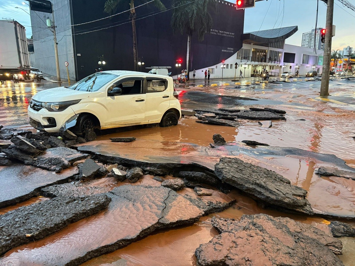 Chuva forte provoca alagamentos e estragos em Bauru; asfalto volta a ceder na Avenida Nações Unidas