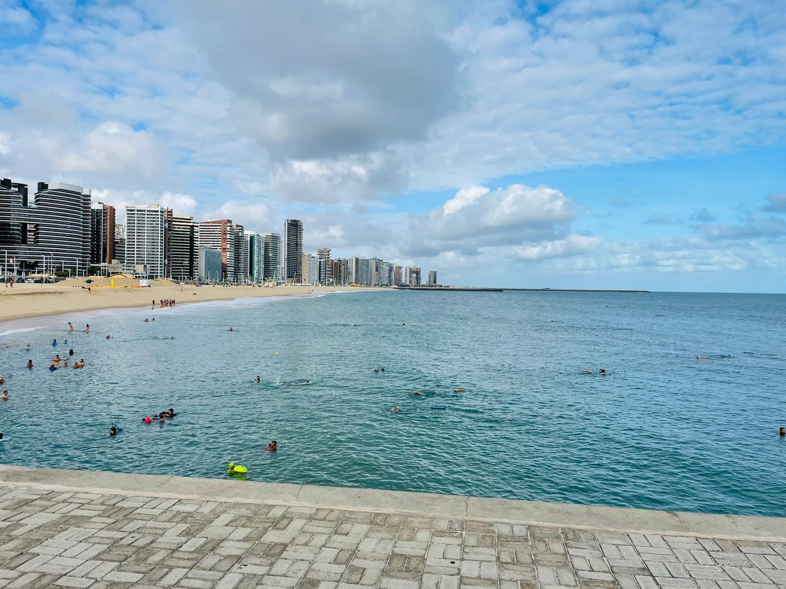 Fortaleza tem apenas 7 trechos de praia próprios para banho neste fim de semana; veja quais