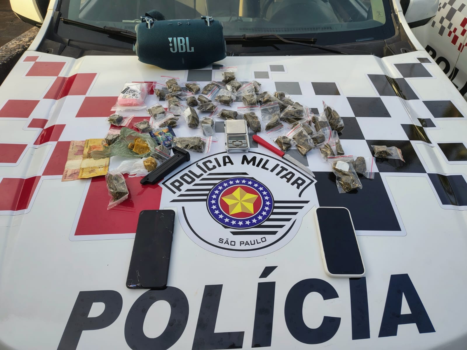 Adolescente é detido suspeito de transportar drogas em carro, fugir da polícia pela contramão em avenida e bater contra viatura
