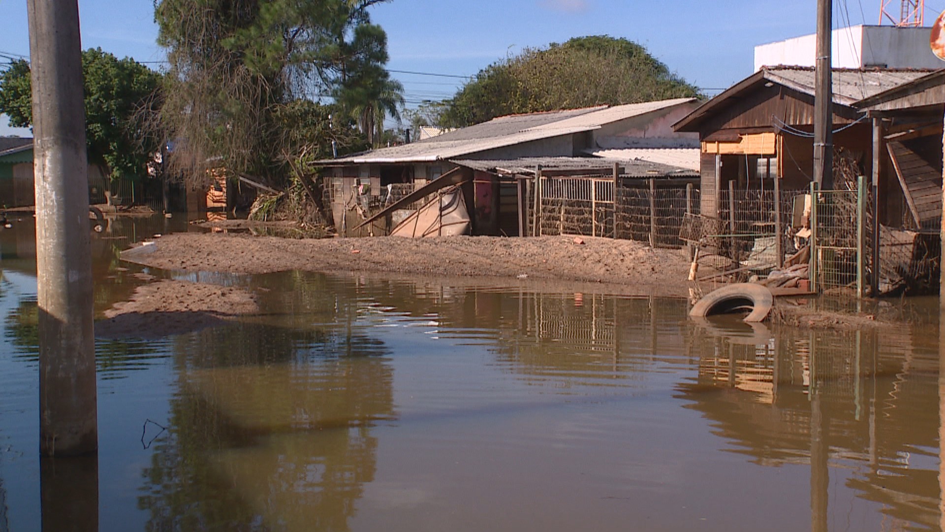 'Dunas de lama' dificultam retorno de moradores para casa em município do RS mais atingido por cheias
