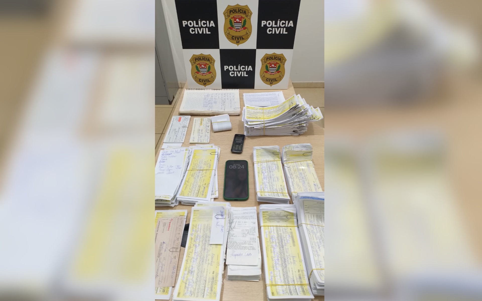 Polícia apreende documentos, celulares e notas promissórias durante operação contra agiotagem 