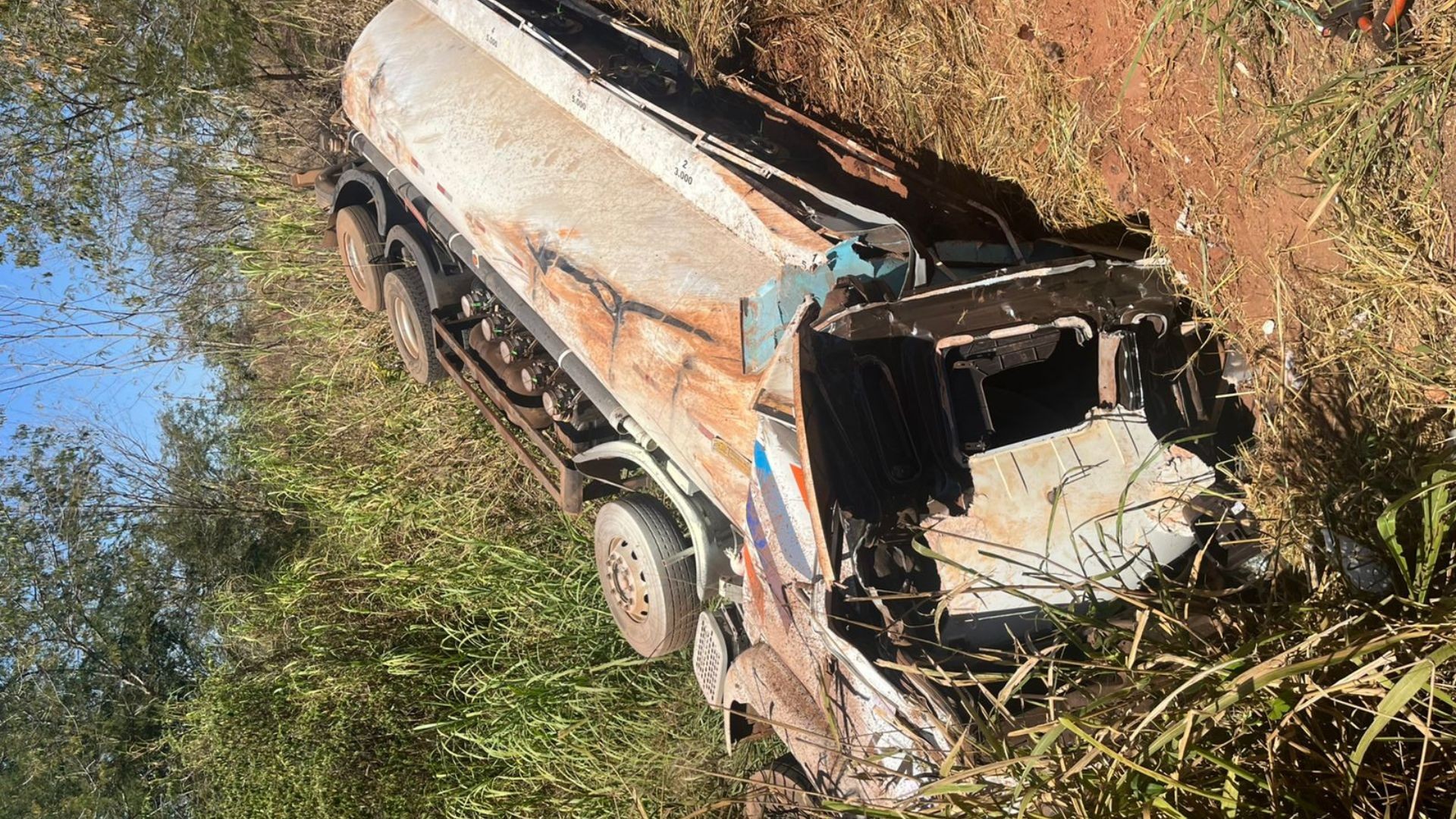 Carreta com diesel tomba na BR-050, fere motorista e interdita rodovia