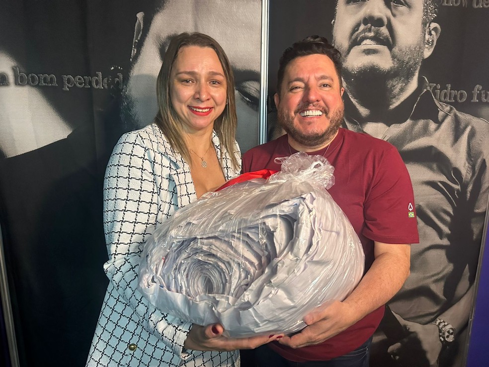 Assistente social Jocasta Olegário se emociona em encontro com o cantor Bruno, em Mossoró. — Foto: Iara Nóbrega/Inter TV Costa Branca