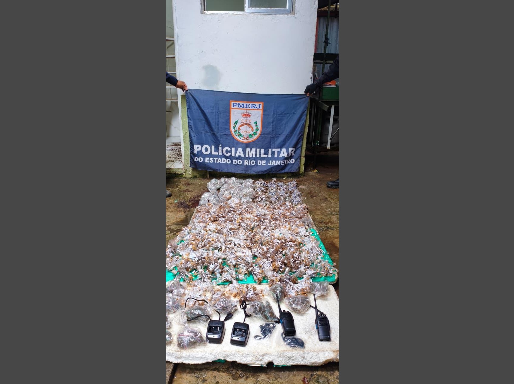PM apreende mais de 3 mil pedras de crack em casa abandonada em Cabo Frio