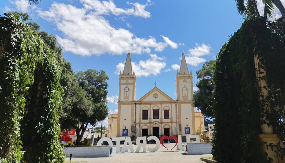 A Sé Catedral Nossa Senhora da Penha, em frente à Praça da Sé, é exemplo de arquitetura colonial no Crato. — Foto: Claudiana Mourato.