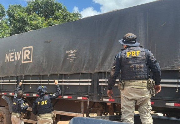 Operação Arapyau: PRF e Ibama apreendem 160 m³ de madeira ilegal em Uruará