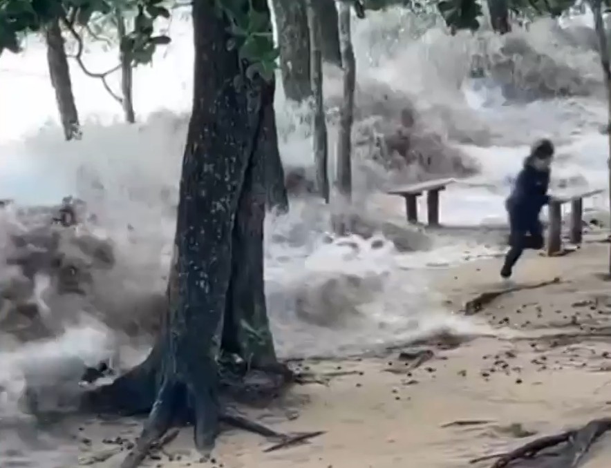 Ressaca: mar avança e quase atinge grupo de pessoas em praia de Ilhabela, SP