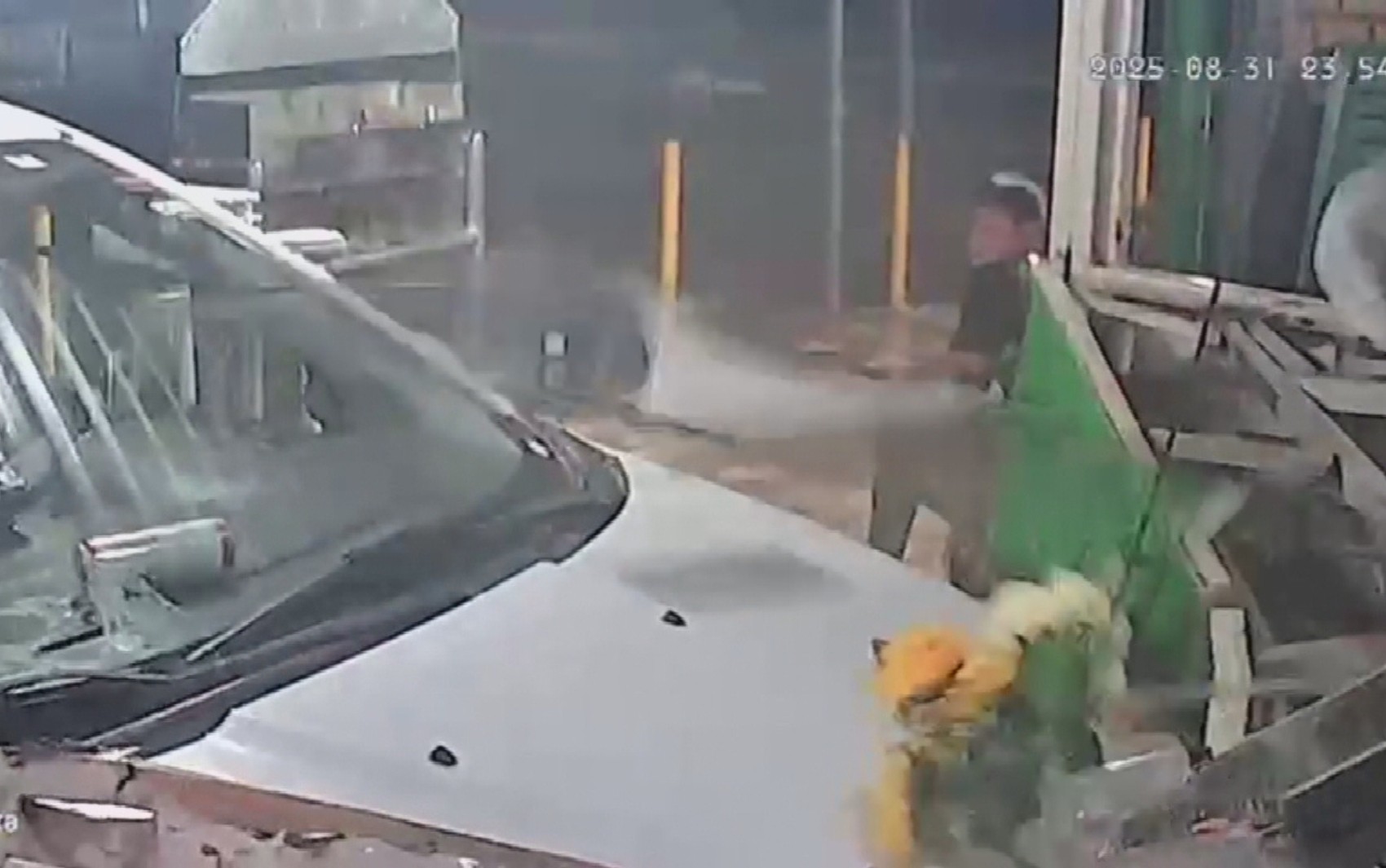 Funcionária escapa por pouco de ser atingida por carro que invadiu restaurante; vídeo 