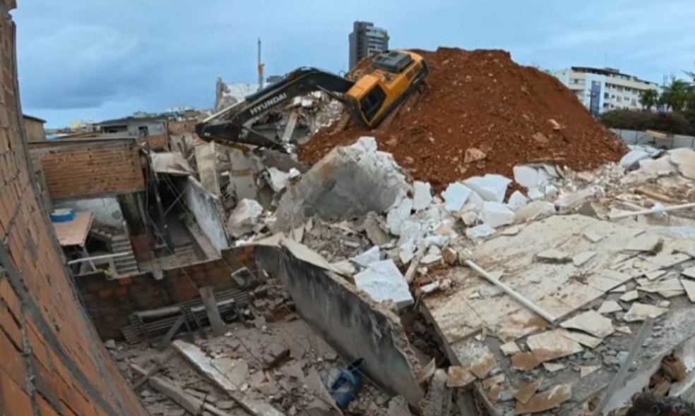 Operador de escavadeira fica ferido após desabamento em Salvador — Foto: Reprodução/TV Bahia