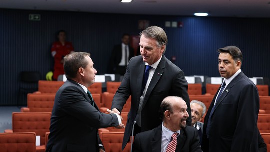 Bolsonaro e Cid apertam as mãos antes do julgamento do golpe no STF; veja - Militar afirmou que Bolsonaro 'enxugou' documento que previa prisão de autoridades; depoimento foi prestado ao ministro Alexandre de Moraes, no início da fase de interrogatórios no Supremo.