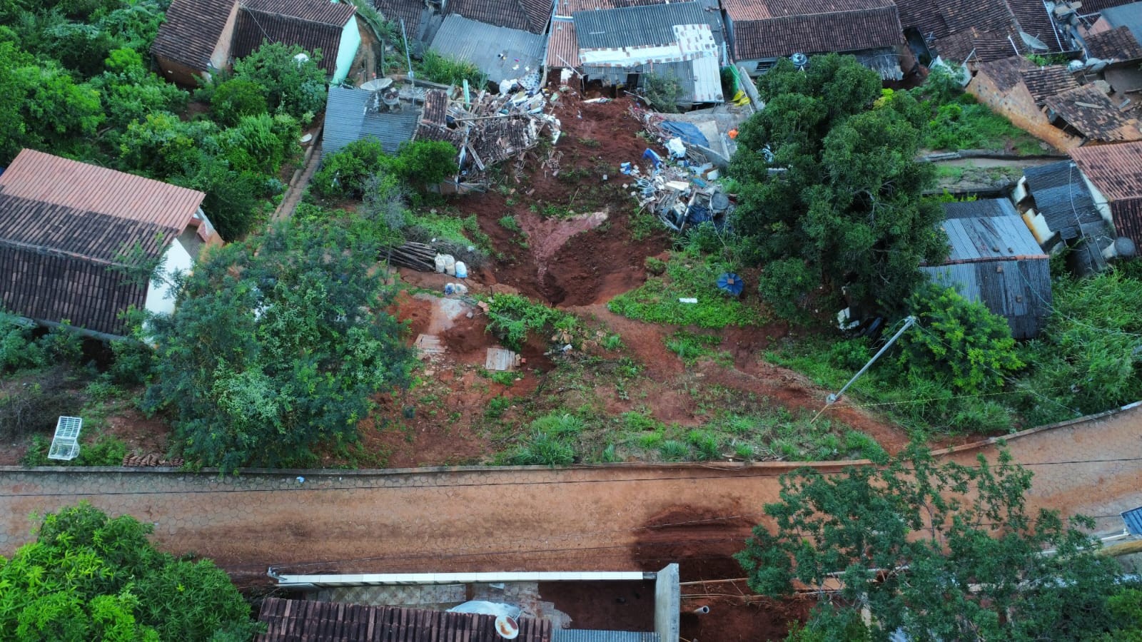Desabamento em Mendes Pimentel, no Leste de MG, deixa mortos e feridos