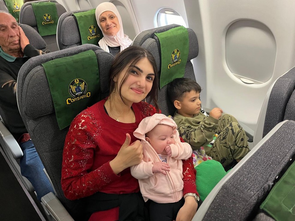 Família embarca em voo de repatriação da FAB em Beirute, no Líbano — Foto: Força Aérea Brasileira/Divulgação